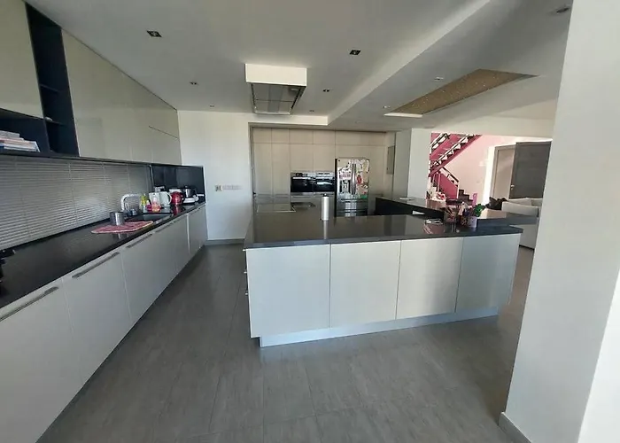 Antonia - Christina Vila *